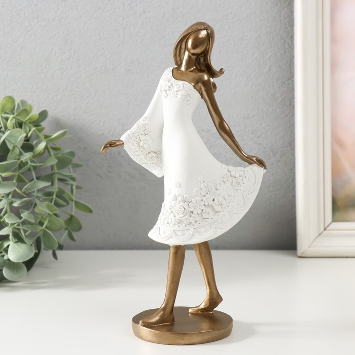 Сувенир полистоун Девушка в белом платье с цветами 12х8х23 см