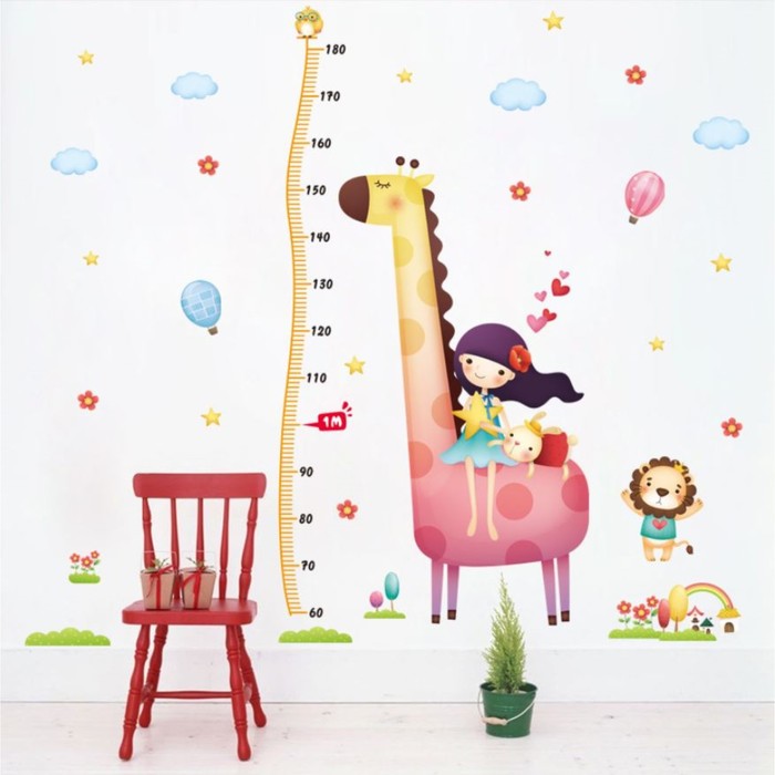 Наклейка пластик интерьерная цветная ростомер Девочка и жираф 60x90 фотографии