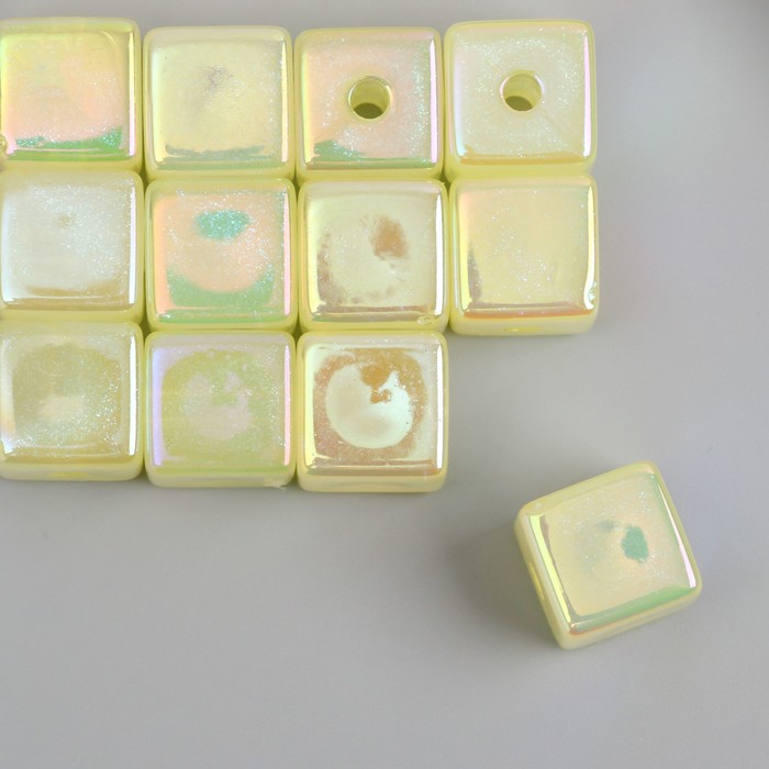 

Бусина для творчества пластик "Кубик. Перламутровый блеск" жёлтый 1,4х1,4х1,4 см