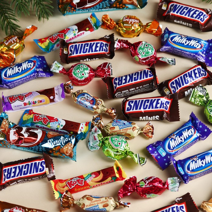 Сладкий детский подарок «Новогоднее чудо»: шоколадные конфеты и игрушка машинка, 500 г.