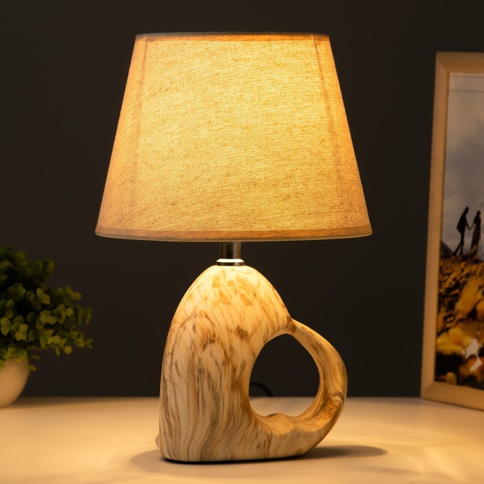 фото Настольная лампа "пьет" e14 40вт бело-бежевый 23х23х34 см risalux