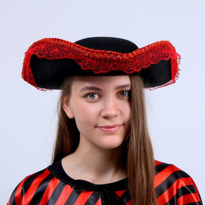 

Шляпа с каймой красного цвета 10*36*36