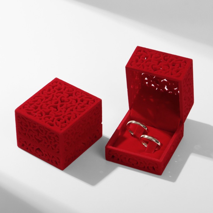 цена Футляр бархатный под 2 кольца «Кружево», 5,5×6×4,6 см, цвет красный