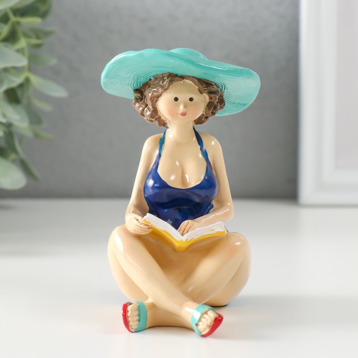 Сувенир полистоун Пышечка в синем купальнике, в шляпе, читает книгу 8,5х6,5х10 см