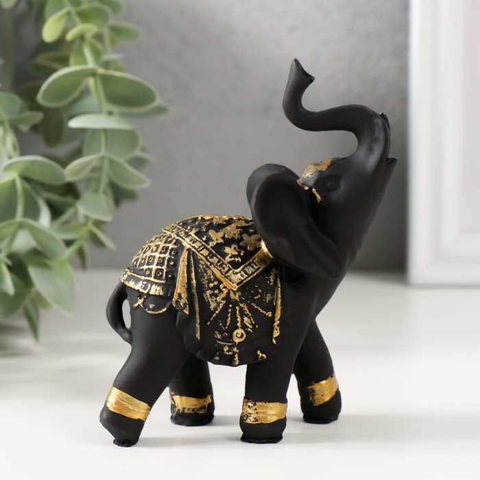 Сувенир полистоун Чёрный слон в золотой богатой попоне 8х5х10,5 см сувенир полистоун слонёнок в золотой попоне с кристаллами 10 5х11х4 5 см