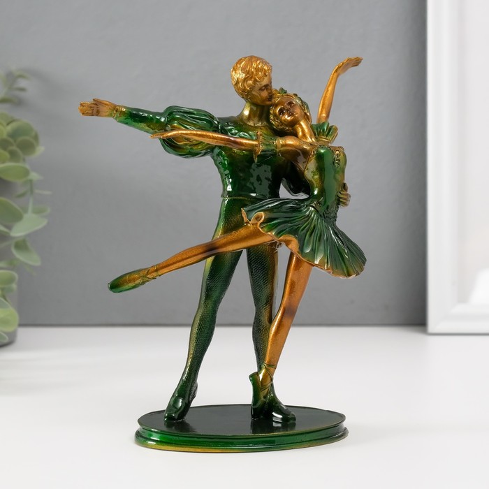 Сувенир полистоун Балерина с партнёром в зелёном 18х14,5х7 см