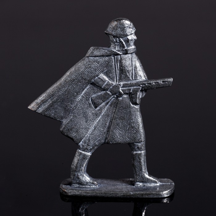 Оловянный солдатик "Рядовой в плащ-палатке в бою"
