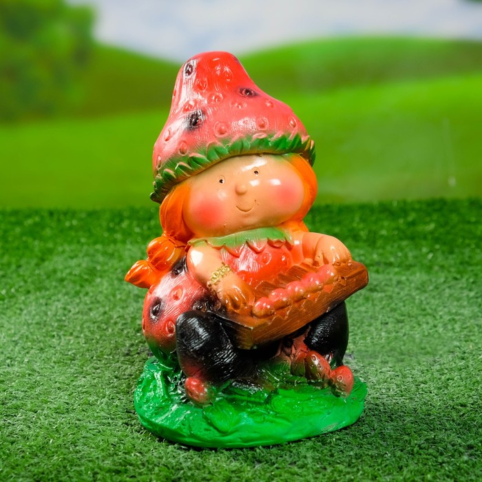 Садовая фигура "Гномиха-клубничка со счётами"
