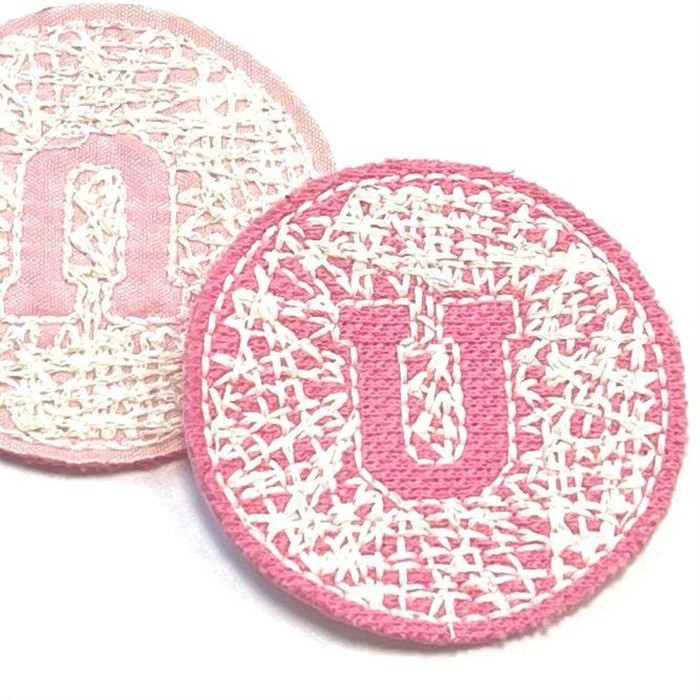 Нашивка U, диаметр 4.7 см, цвет розовый
