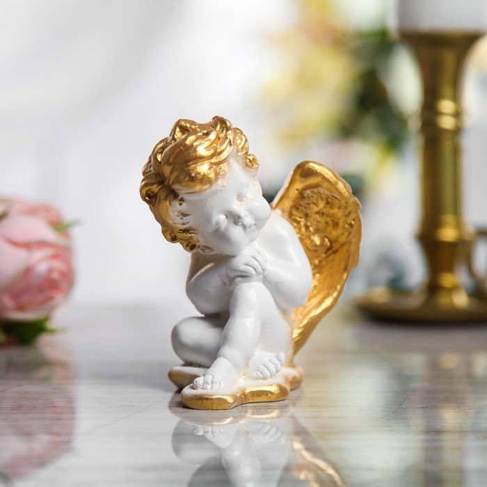 Сувенир "Ангел мечтающий" сидя на колене, белый, золото