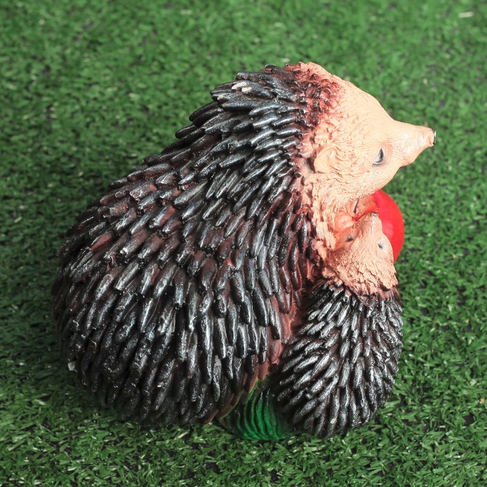 Садовая фигура "Ёжики с яблоком"