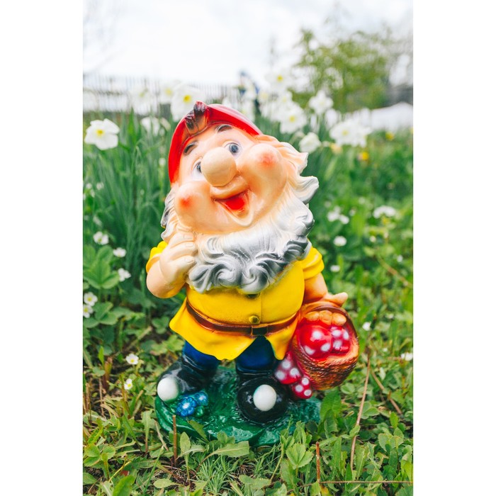 Садовая фигура "Гном с корзинкой" жёлтая одежда