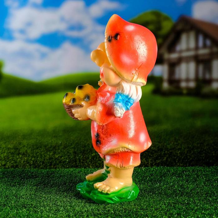 Садовая фигура "Гномиха с корзиной" малиновое платье