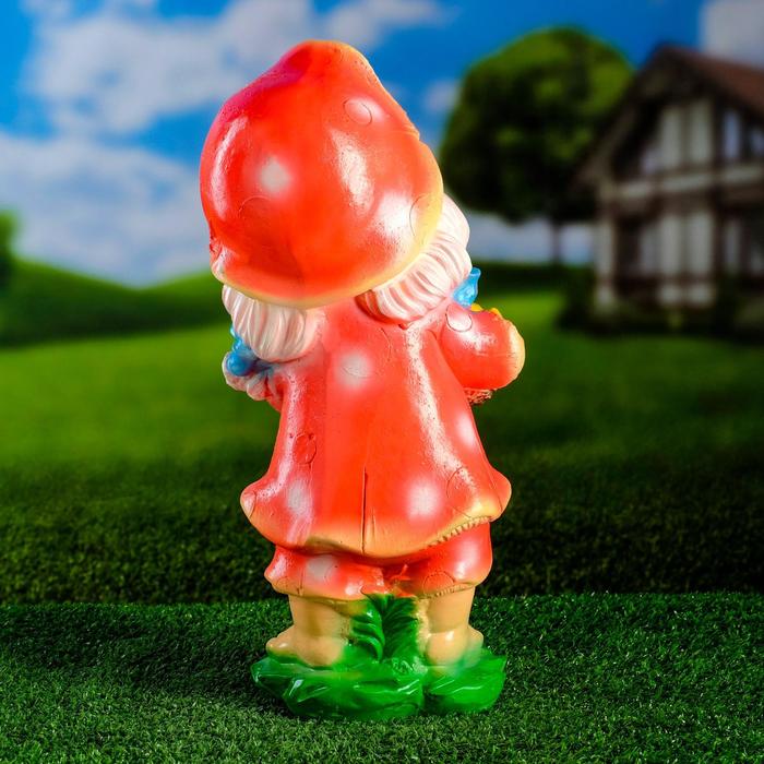 Садовая фигура "Гномиха с корзиной" малиновое платье