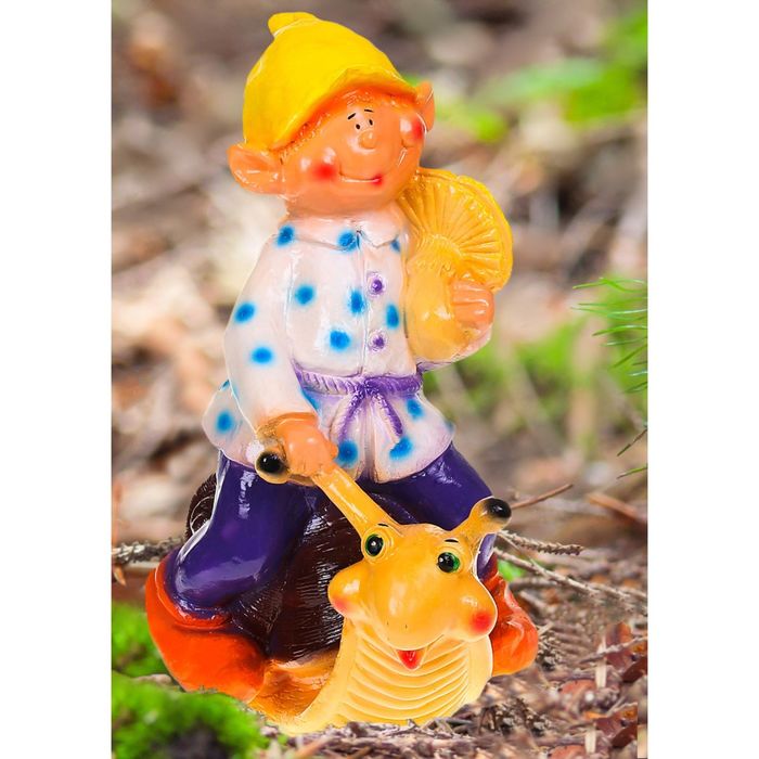 Садовая фигура "Гном на улитке" бело-голубой кафтан