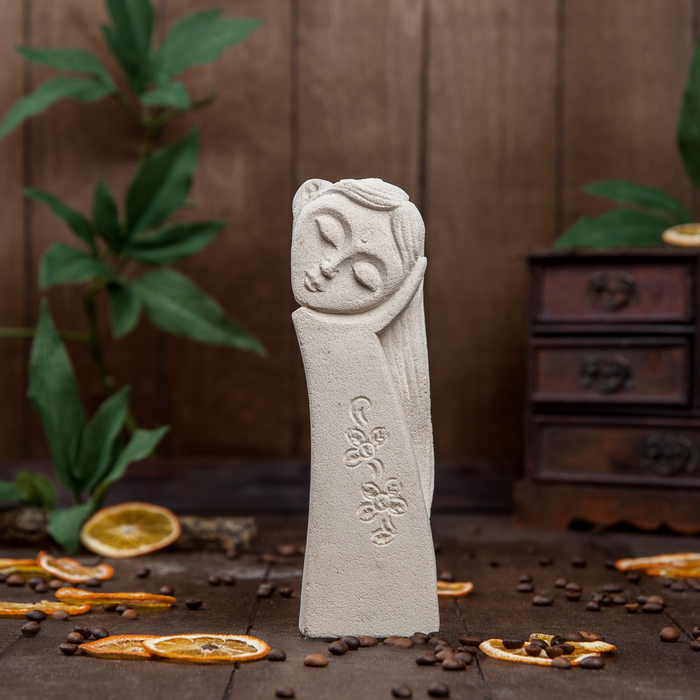 Сувенир "Девушка с длинными волосами"