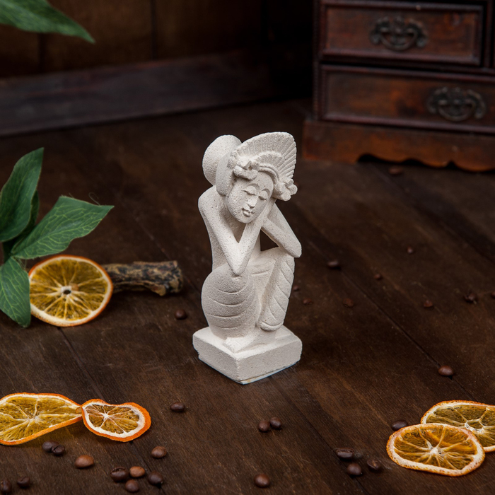 Сувенир "Женщина в думах"