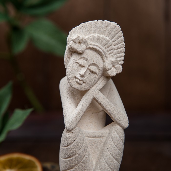 Сувенир "Женщина в думах"