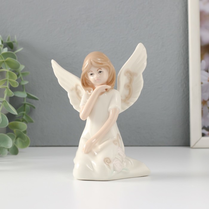 Сувенир керамика Девочка-ангел в белом платье с узорами сидит 10х7х13 см