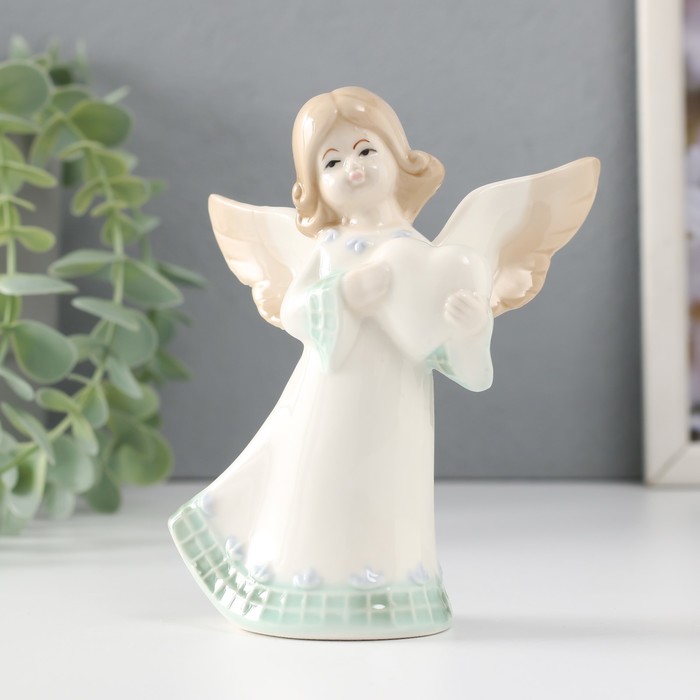 Сувенир керамика Девочка-ангел в платье с клеткой с сердцем 9х7х12 см