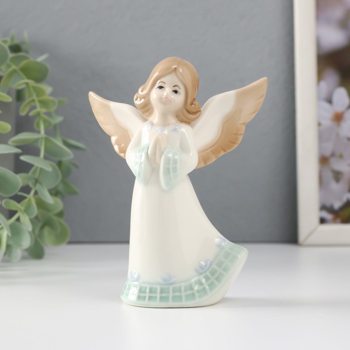 Сувенир керамика Девочка-ангел в платье с клеткой молится 9х6х12 см