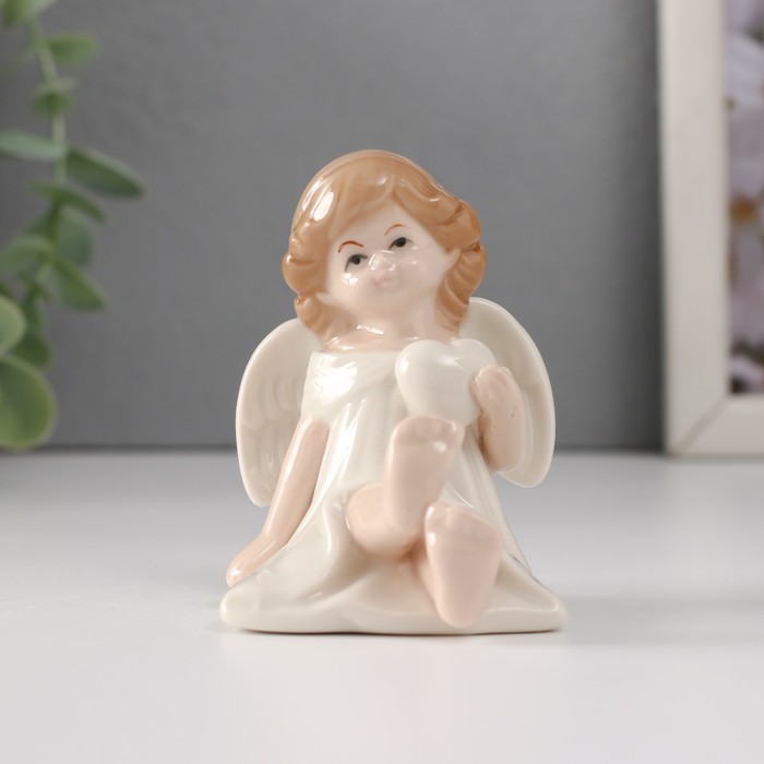 Сувенир керамика Девочка-ангел в белом платье с сердцем сидит 6,5х5х7 см