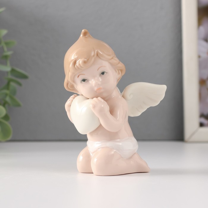 Сувенир керамика Малыш-ангел сидит с белым сердцем 7х6х10,5 см