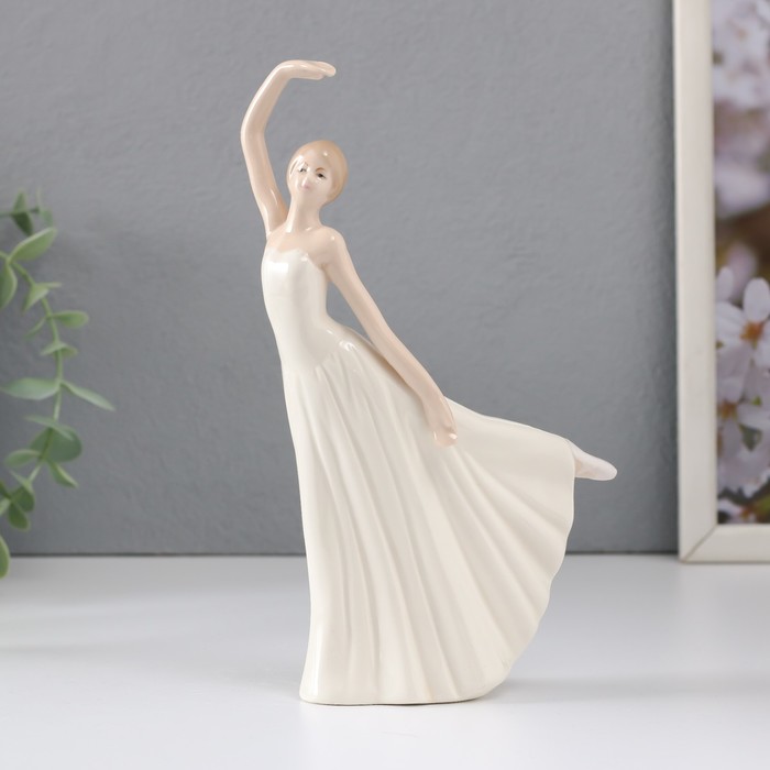 значок балерина в белом Сувенир керамика Утонченная балерина в белом платье 11х5х18,5 см