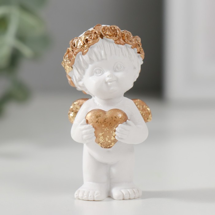 Сувенир полистоун Ангелочек в венке с сердечком белый с золотом 5,2х2,5х2,7 см