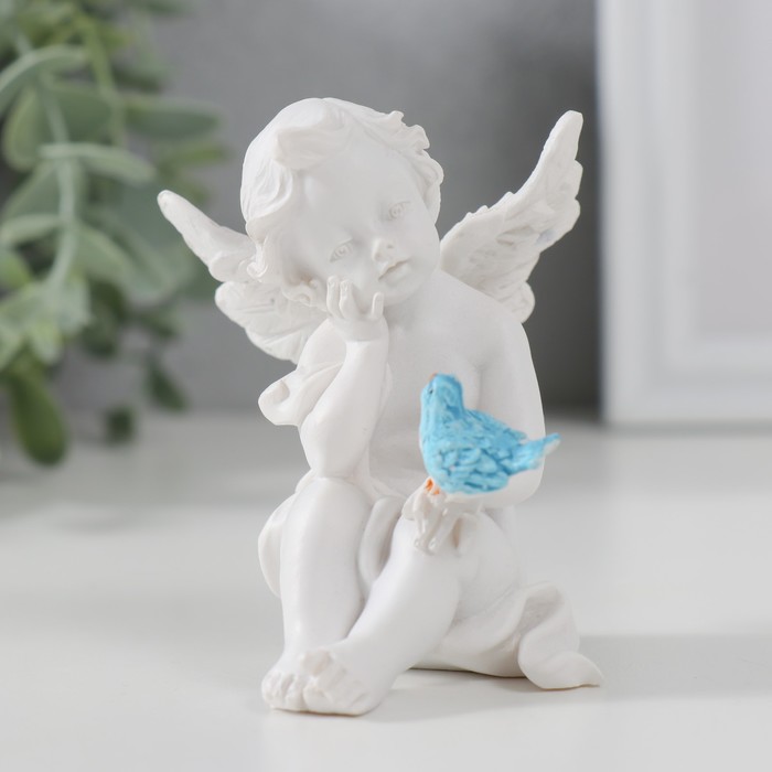 Сувенир полистоун Белоснежный ангел с цветной птичкой 7х6х5,5 см цена и фото
