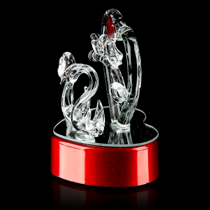 Сувенир "Пара лебедей у сердца с птицами" со светом