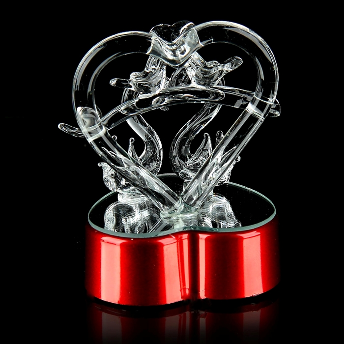 Сувенир "Пара лебедей у сердца с птицами" со светом