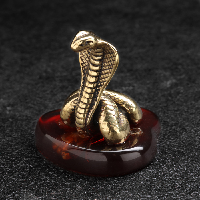 сувенир кобра маленькая латунь янтарная смола 1 5х2 1х1 5 см Сувенир Змея Кобра с капюшоном, латунь, янтарь