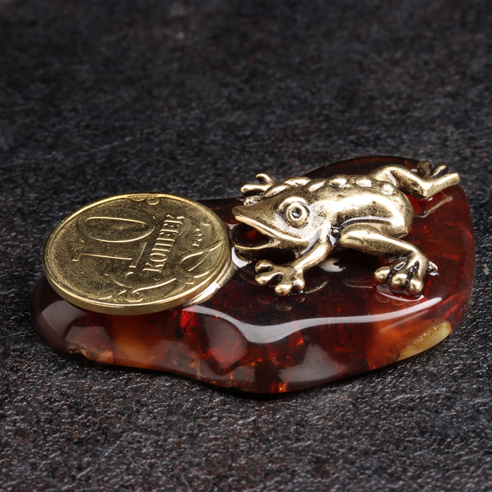 Сувенир Лягушка с монетой 10 коп, латунь, янтарь