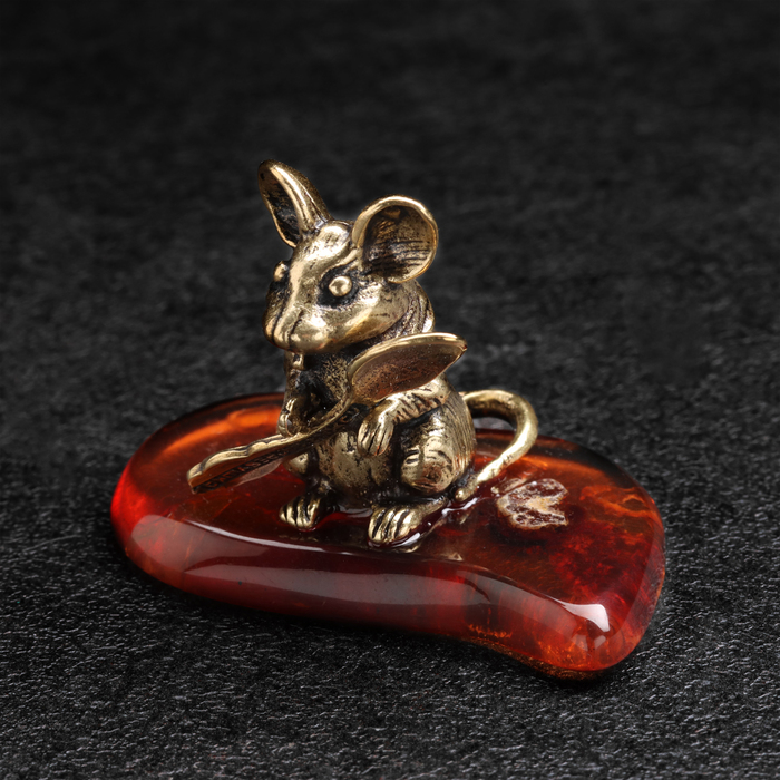 Сувенир Мышка с ложкой загребушкой, латунь, янтарь сувенир мышка с цветами 13 см 1 вид полирезин