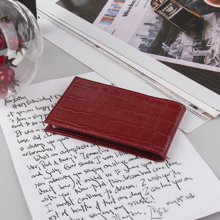 Визитница, 1 ряд, 18 листов, крокодил, цвет красный