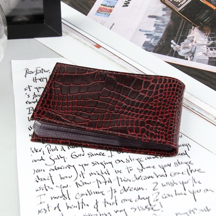 Визитница, 1 ряд, 18 листов, крокодил, цвет бордовый