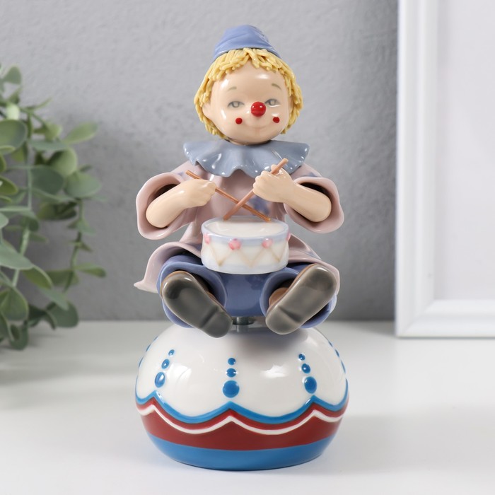 Сувенир керамика музыкальный Клоун с барабаном, сидит на чашке 9,5х12,5х19,5 см
