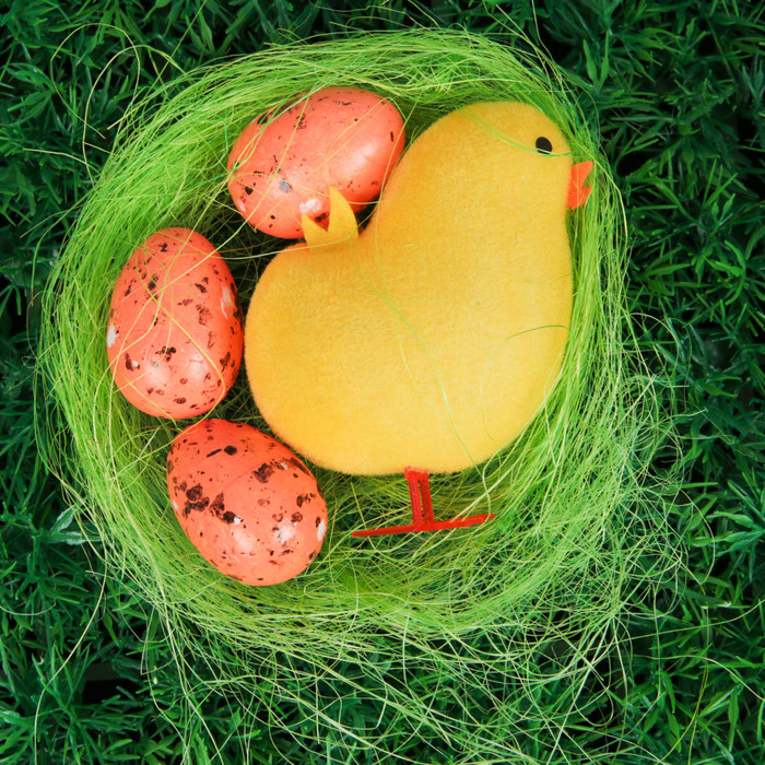 Сувенир "Цыплёнок на травке и три яйца", цвета МИКС