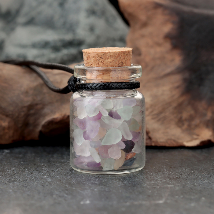 Сувенир-бутылка с натуральными камнями Флюорит, 3х2см дизайнерский женский браслет на руку с крупными натуральными камнями граната