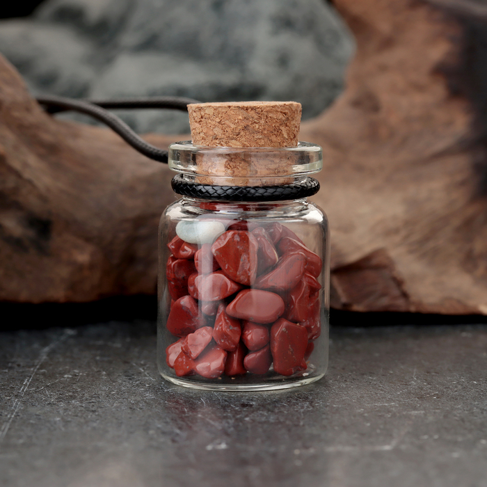 Сувенир-бутылка с натуральными камнями Красный Нефрит, 3х2см дизайнерский женский браслет на руку с крупными натуральными камнями граната