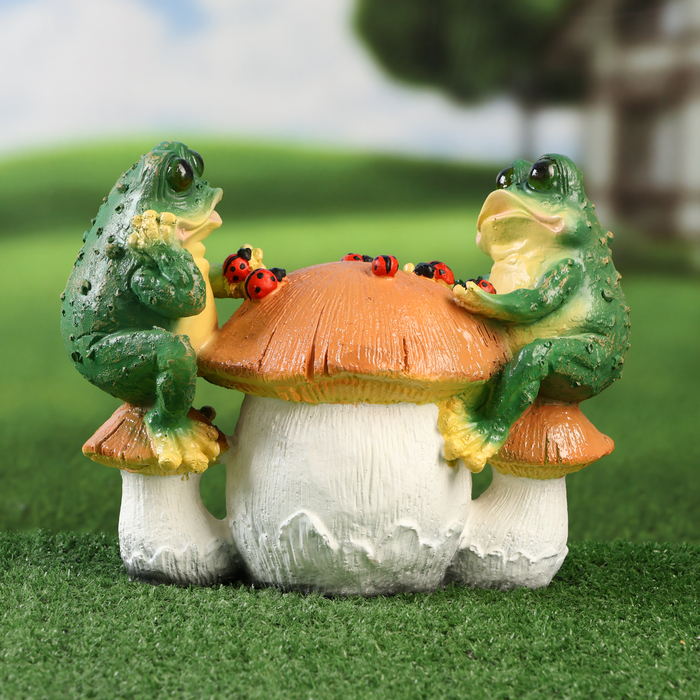 Садовая фигура Лягушки на грибе с божьими коровками 21см браслет с божьими коровками белый фарфор