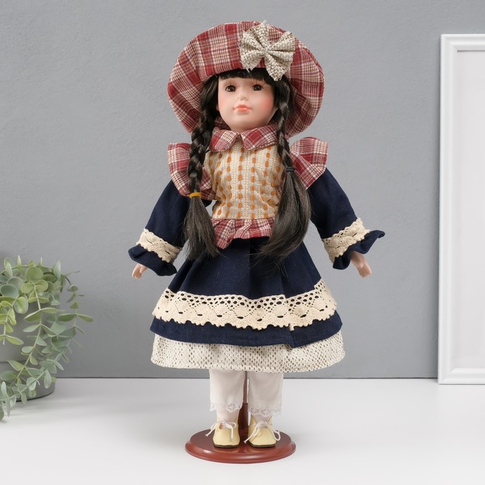 Кукла коллекционная керамика Есения в бежевой жилетке и синей юбке 39 см кукла коллекционная керамика стася в синем полосатом платье и синей куртке 40 см 4822723