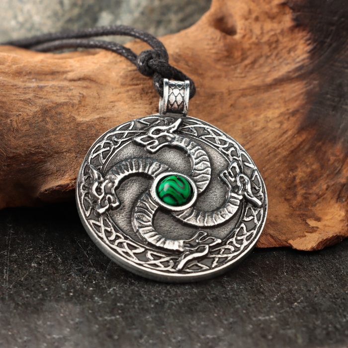 Амулет Змеевик с камнем малахит 35х43 мм металлический 186₽