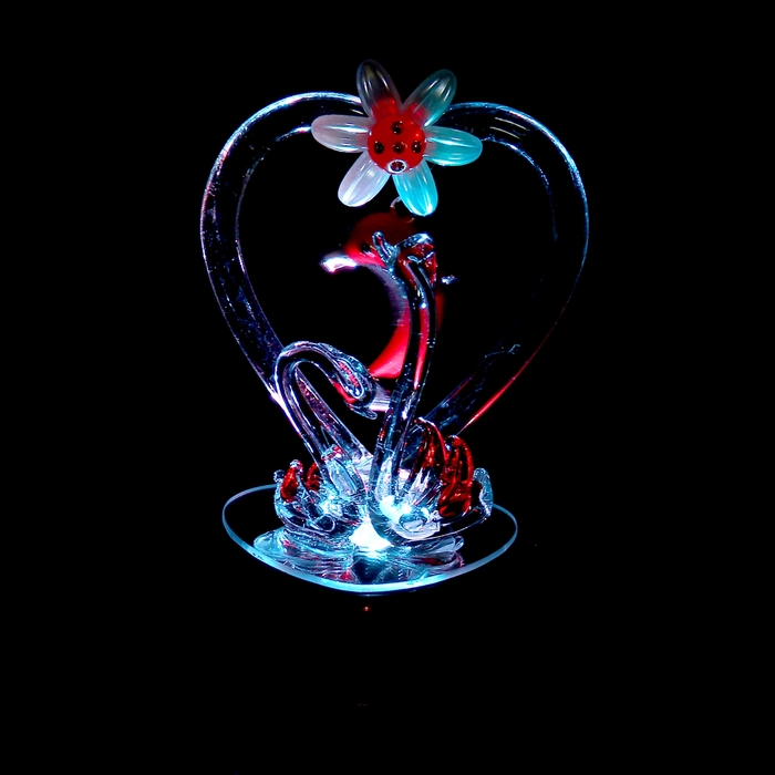 Сувенир "Лебеди у сердца с цветком" световой