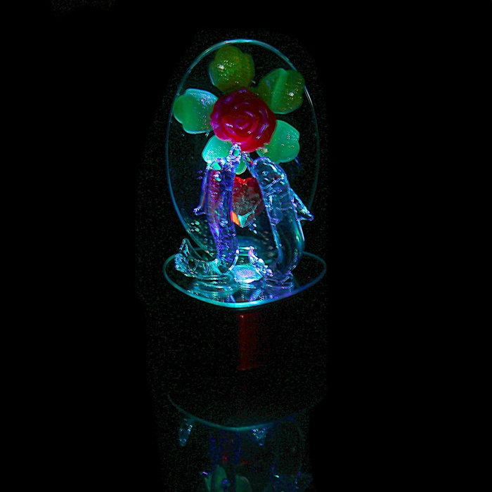 Сувенир "Дельфины у зеркала с крупным цветком"