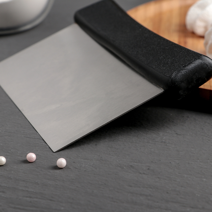 Шпатель металл с пластиковой ручкой покатый край 13х11 см