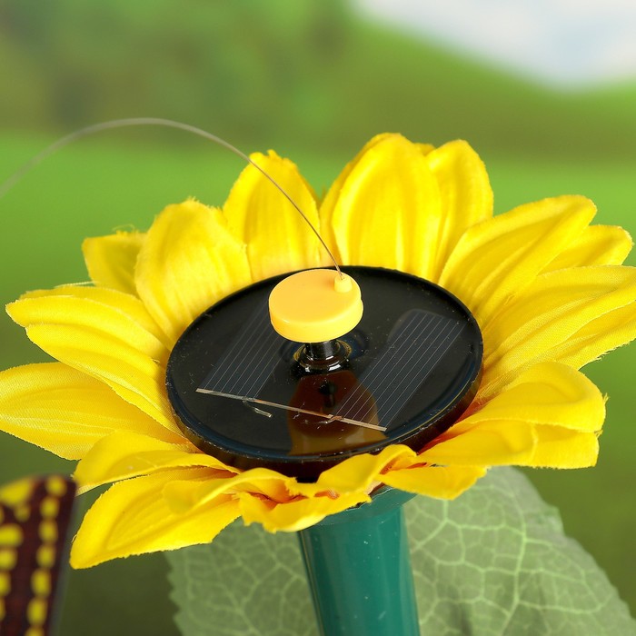 Декоративный штекер на пальчиковой батарее "Порхающая бабочка на цветке"