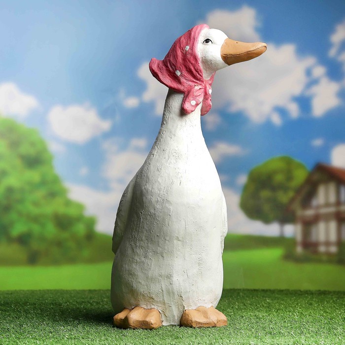 Садовая фигура "Гусыня" розовый платок