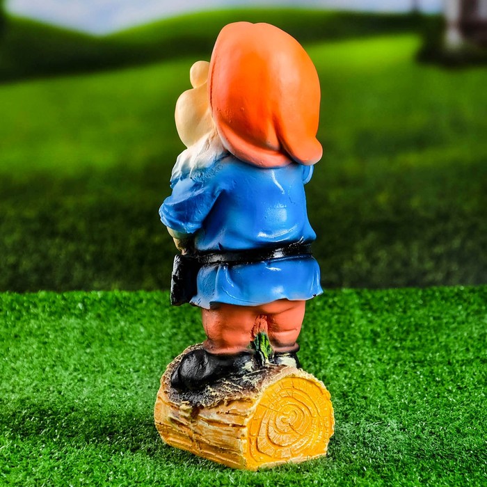 Садовая фигура "Гномик на пеньке" малая, голубые штаны